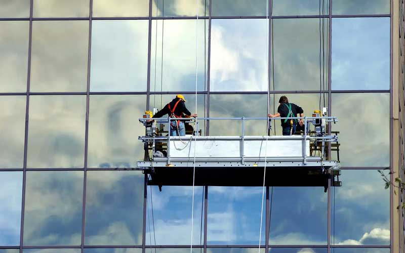 Comment notre Société de nettoyage à Rabat Garantit des Vitres Impeccables et sans Traces ?