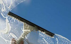 Comment entretenir les vitres de vos locaux commerciaux à Rabat ?